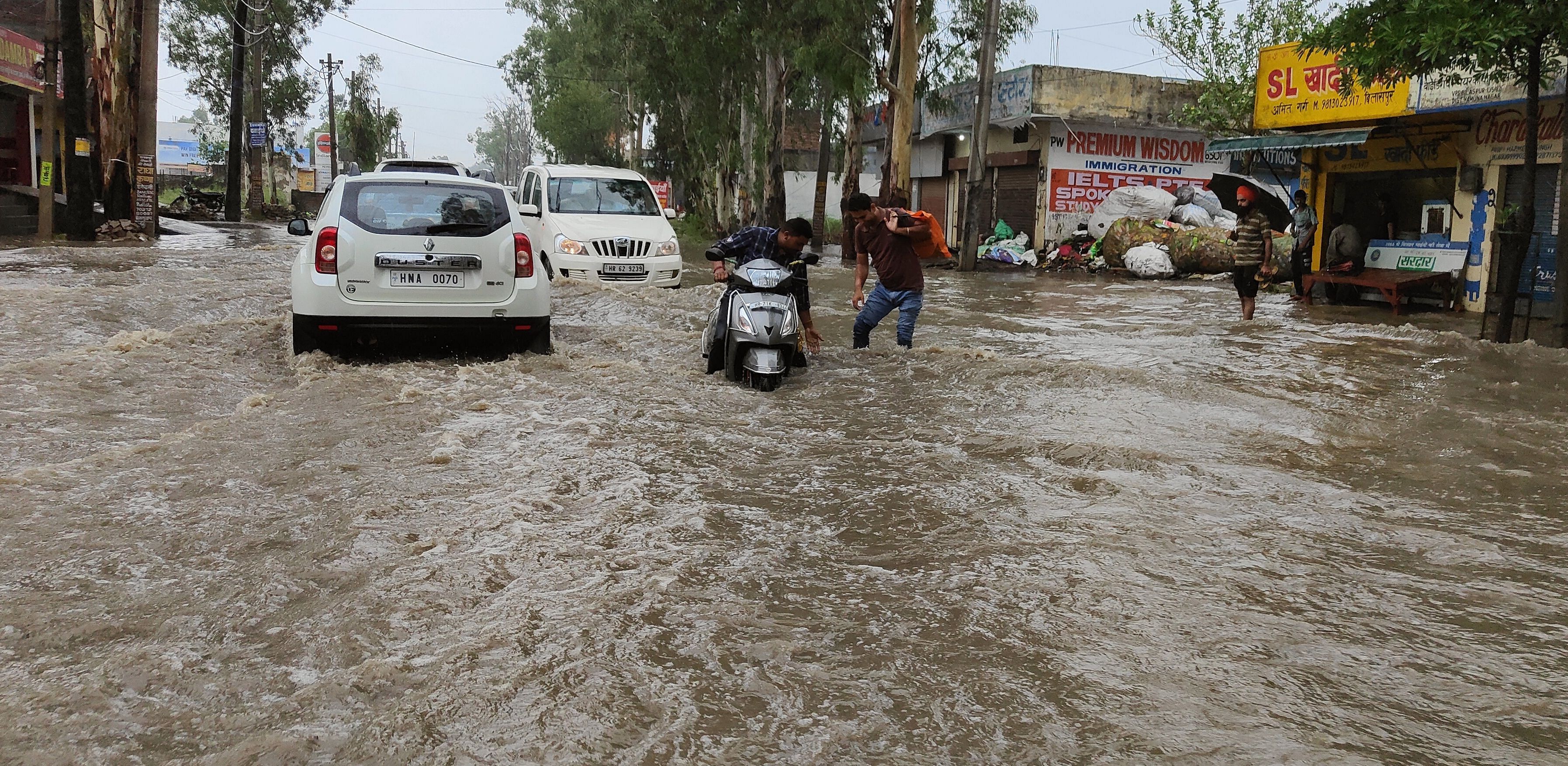 Monsoon's first drizzle of rain, waterlogging in the city exposed the claims