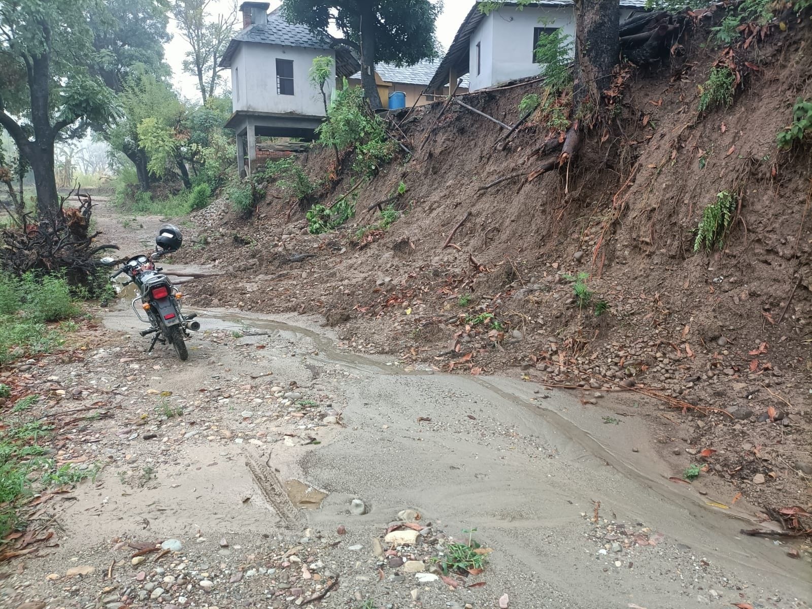 नगरोटा बगवां उपमंडल के तहत टौरु-वाह-चपरेहड़ संपर्क मार्ग में गिरा ल्हासा। संवाद नगरोटा बगवां उपमंडल के तहत टौरु-वाह-चपरेहड़ संपर्क मार्ग में गिरा ल्हासा। संवाद