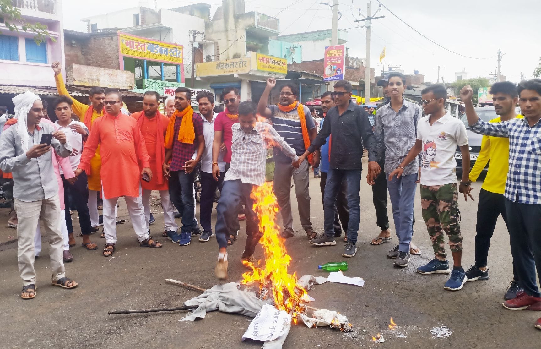 न्हैया लाल की हत्या के विरोध में सिधौली में पुतला फूंकते बजरंग दल के कार्यकर्ता । । संवाद न्हैया लाल की हत्या के विरोध में सिधौली में पुतला फूंकते बजरंग दल के कार्यकर्ता । । संवाद