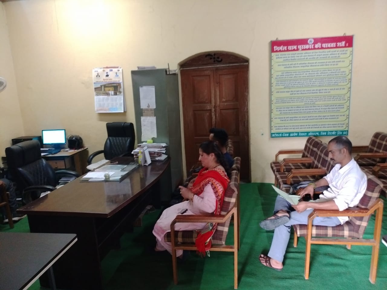 पंचायत घर ददाहू में खाली पड़ी पंचायत सचिव की कुर्सी व इंतजार मे बैठे लोग। संवाद पंचायत घर ददाहू में खाली पड़ी पंचायत सचिव की कुर्सी व इंतजार मे बैठे लोग। संवाद