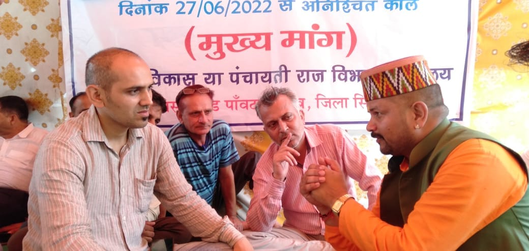 पांवटा में जिला परिषद कैडर के कर्मचारियों के समर्थन में हड़ताल पर बैठे पांवटा व्यवस्था परिवर्त? पांवटा में जिला परिषद कैडर के कर्मचारियों के समर्थन में हड़ताल पर बैठे पांवटा व्यवस्था परिवर्त?