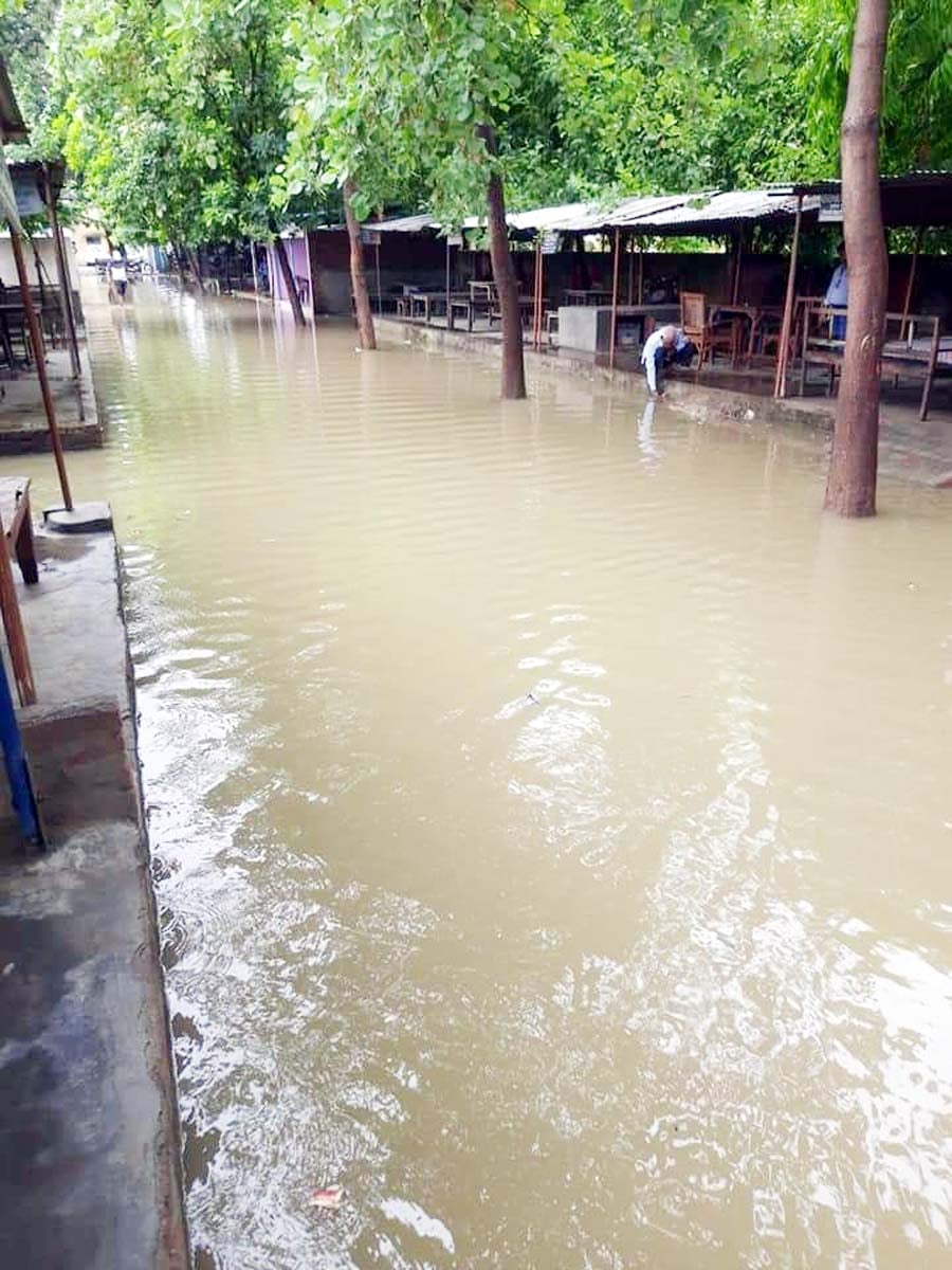 पुवायां तहसील में वकीलों की सीटों के पास रास्ते में भरा पानी