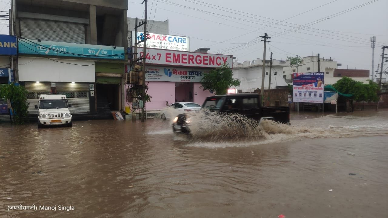 रानियां में बारिश के बाद जलभराव होने के बाद गुजरती गाड़ी ।
