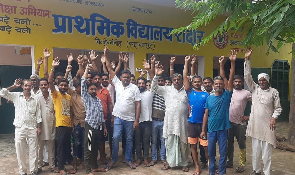 रादौर में राशन डीलर पर अनियमिमता का आरोप लगाकर प्रदर्शन करते ग्रामीण। रादौर में राशन डीलर पर अनियमिमता का आरोप लगाकर प्रदर्शन करते ग्रामीण।