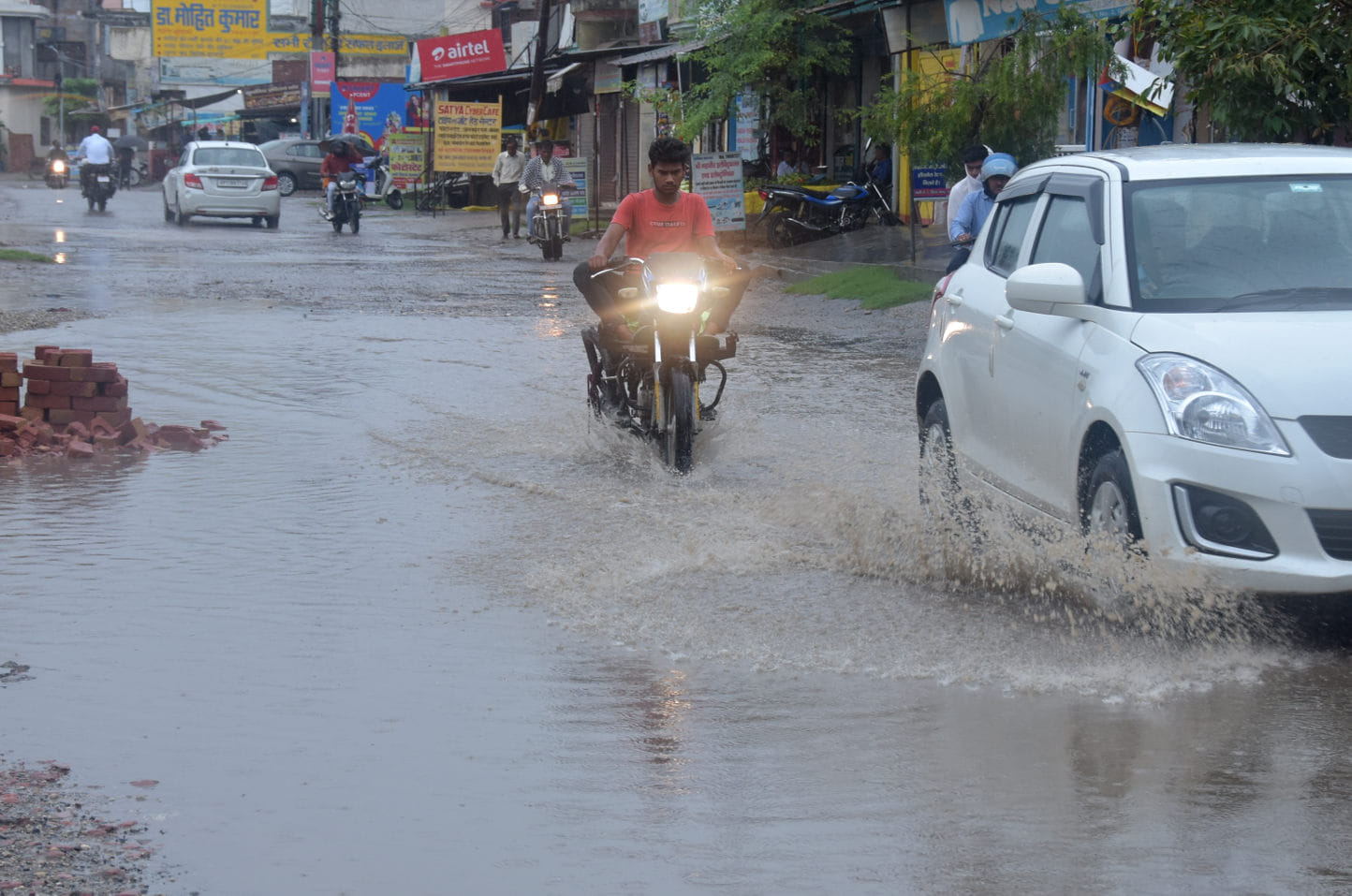सहारनपुर के गलिरा रोड पर बरसात में हुआ जलभराव से होकर जाते वाहन