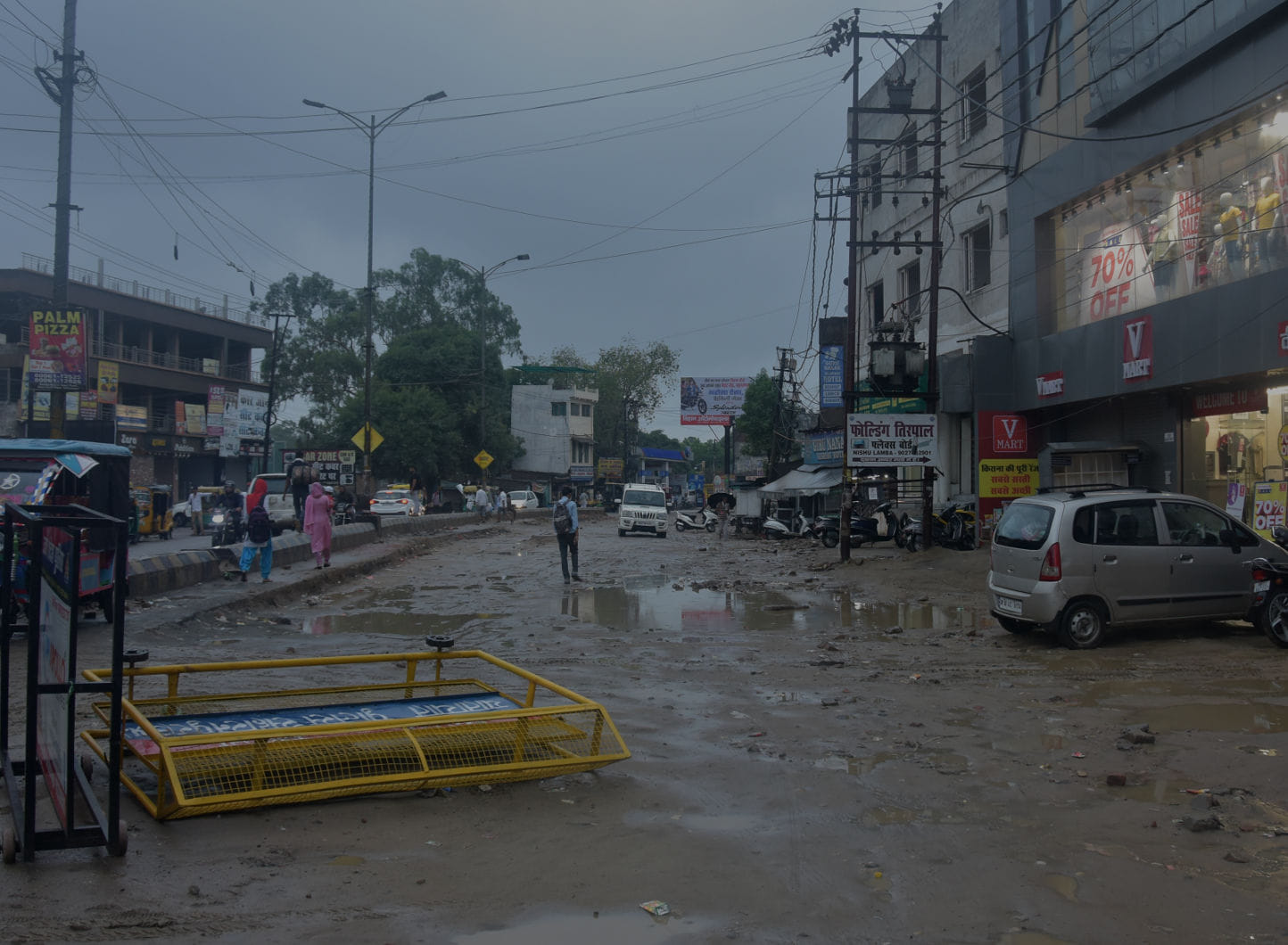सहारनपुर में बरसात के दौरान दिन में हुई रात शौरूम में जलती लाइट