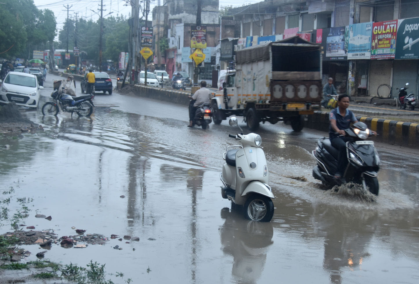 सहारनपुर में कोर्ट रोड की स्मार्ट रोड पर बरसात में हुआ जलभराव से होकर जाते वाहन