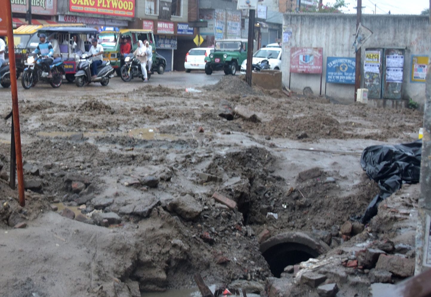 स्मार्ट सिटी के कार्य के दौरान गड़ढो और कीचड़ में तब्दील एसएएम इंटर कॉलेज मार्ग