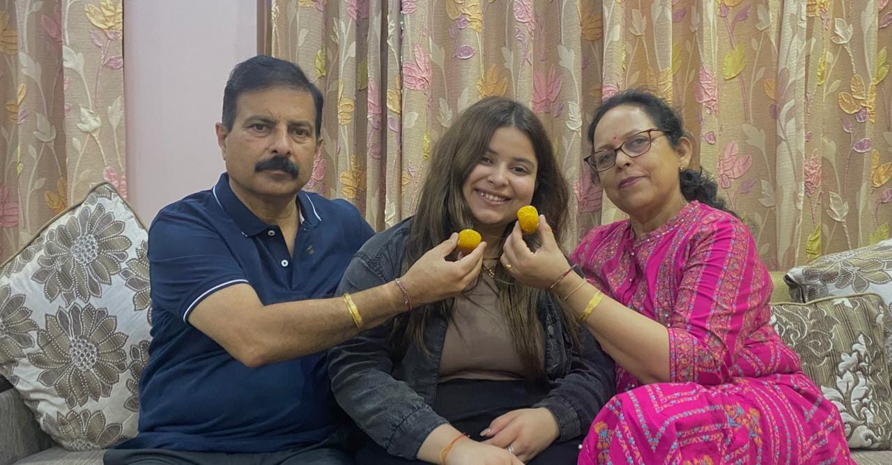 उधमपुर। आर्टस में चौथी पोजिशन लेने वाली ईरा जम्वाल अपने परिजनों के साथ उधमपुर। आर्टस में चौथी पोजिशन लेने वाली ईरा जम्वाल अपने परिजनों के साथ