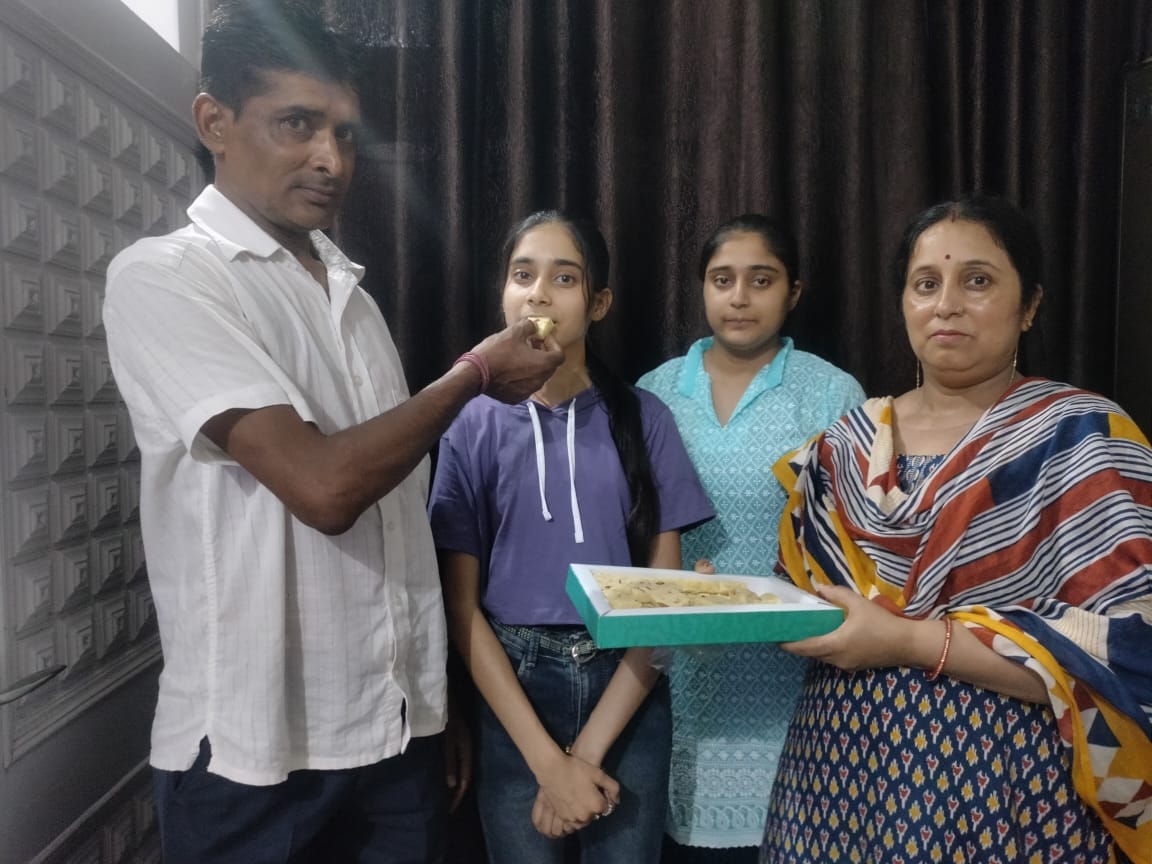 उधमपुर। साइंस स्ट्रीम में 6वीं पोजिशन लेने वाली सानिया डोगरा को मिठाई खिलाते परिजन उधमपुर। साइंस स्ट्रीम में 6वीं पोजिशन लेने वाली सानिया डोगरा को मिठाई खिलाते परिजन