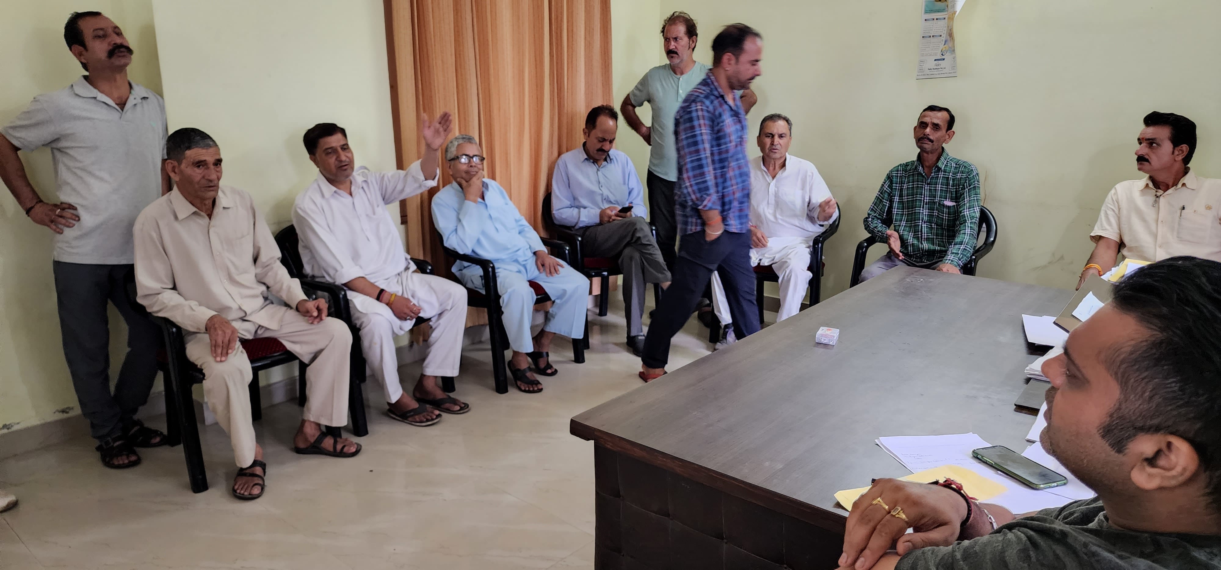 3 नंवर नंगल रोड़ के स्थानिए लोग जलशक्ति विभाग के अधिकारी से वात करते हुए 4 नंवर पानी का अैंकर पहुचन? 3 नंवर नंगल रोड़ के स्थानिए लोग जलशक्ति विभाग के अधिकारी से वात करते हुए 4 नंवर पानी का अैंकर पहुचन?