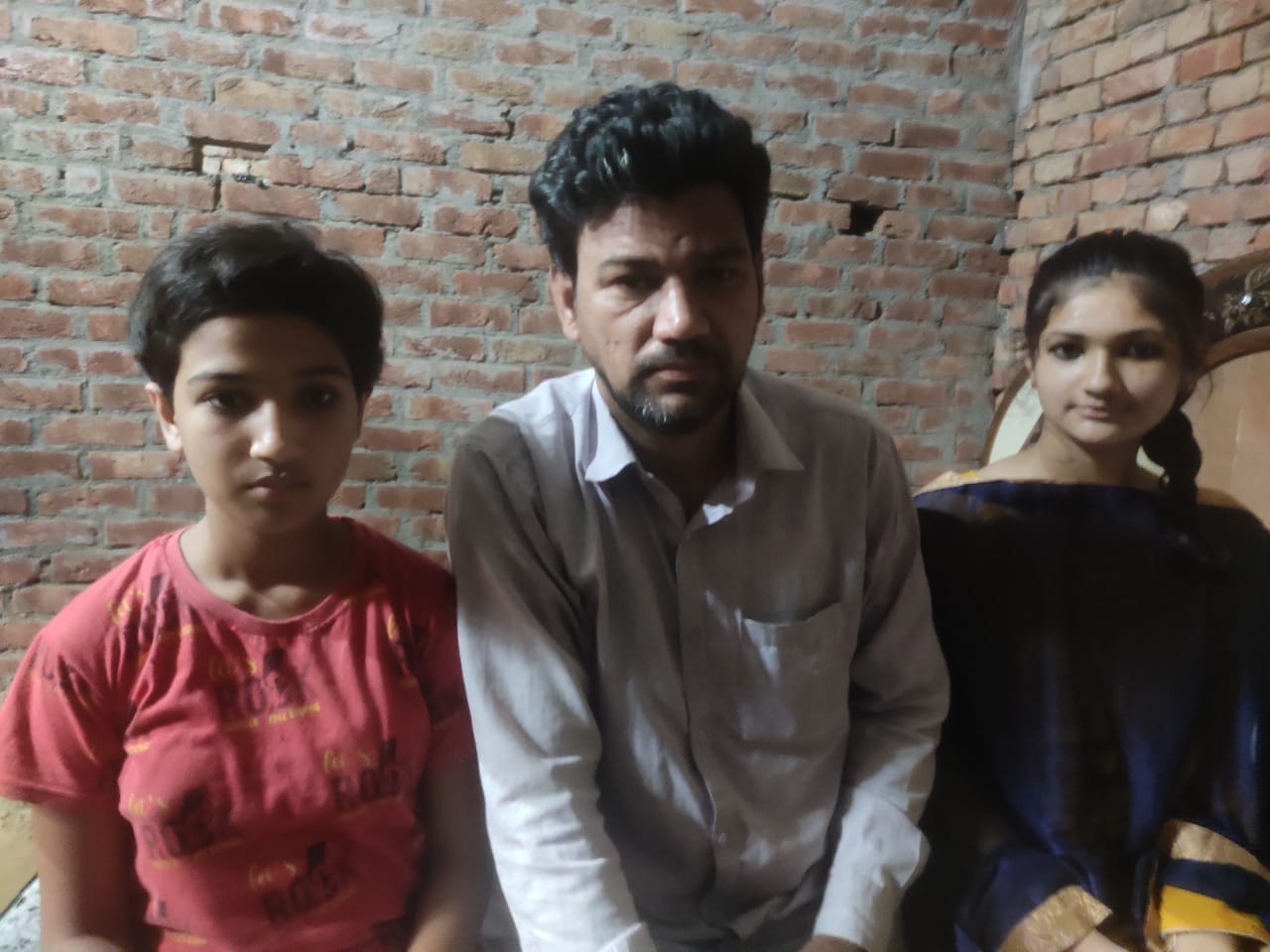 अपनी बेटियों के साथ कमल शर्मा
