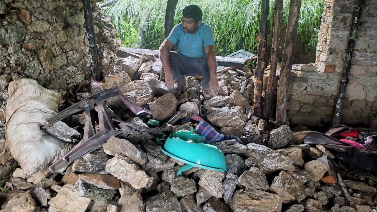 बागेश्वर के पपोली गांव में क्षतिग्रस्त मकान के मलबे को देखता मकान मालिक। संवाद न्यूज  एजेंसी