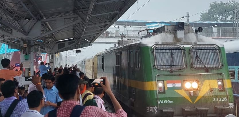 जंक्शन से शाहजहांपुर के लिए रवाना होती पैसेंजर ट्रेन। जंक्शन से शाहजहांपुर के लिए रवाना होती पैसेंजर ट्रेन।