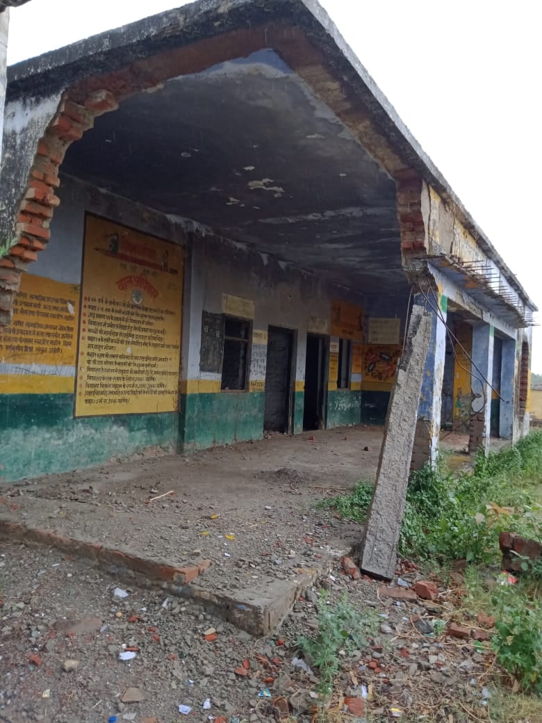 जलालाबाद के गांव दियुरनिया स्थित प्राथमिक विद्यालय का जर्जर भवन जलालाबाद के गांव दियुरनिया स्थित प्राथमिक विद्यालय का जर्जर भवन
