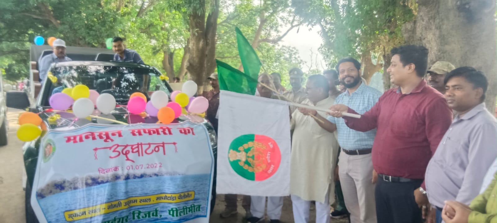 मानसून सफारी में लगे वाहनों को हरी झंडी दिखाते विधायक, डीएम और डिप्टी डायरेक्टर। मानसून सफारी में लगे वाहनों को हरी झंडी दिखाते विधायक, डीएम और डिप्टी डायरेक्टर।