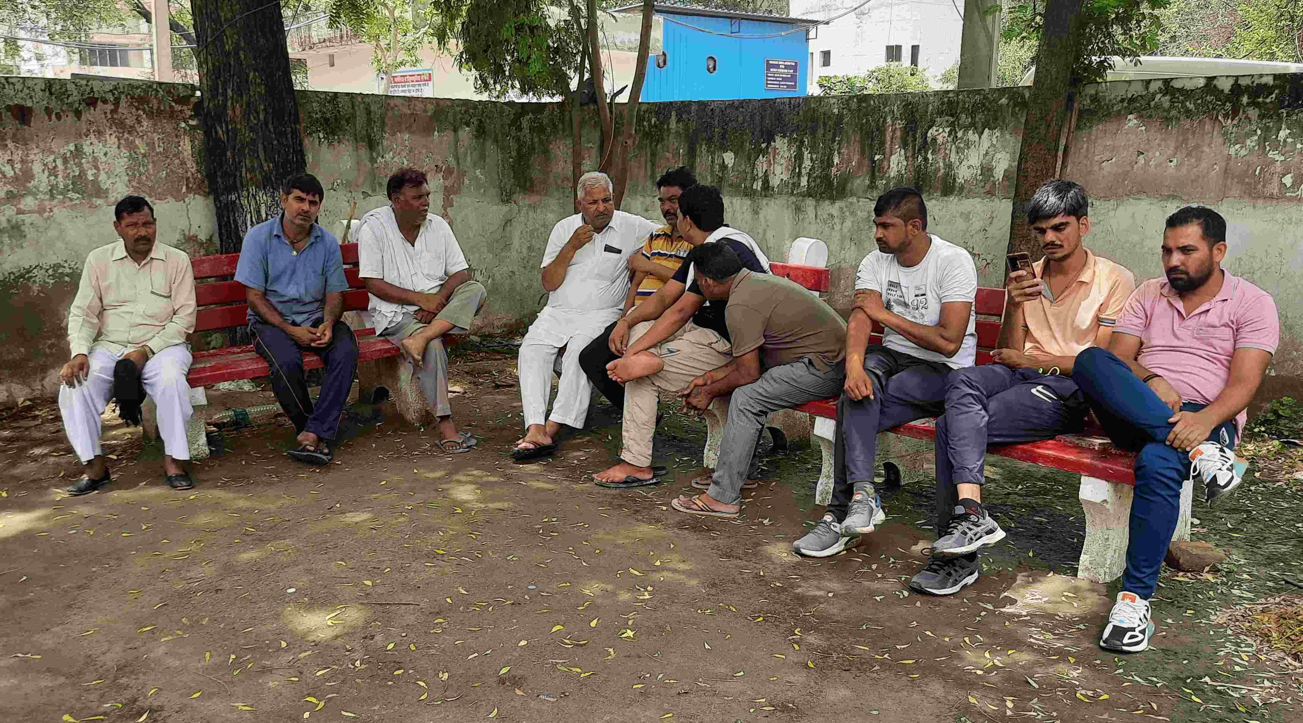 नागरिक अस्पताल में रेलवे कर्मी संदीप का शव लेने पहुंचे परिजन। संवाद नागरिक अस्पताल में रेलवे कर्मी संदीप का शव लेने पहुंचे परिजन। संवाद
