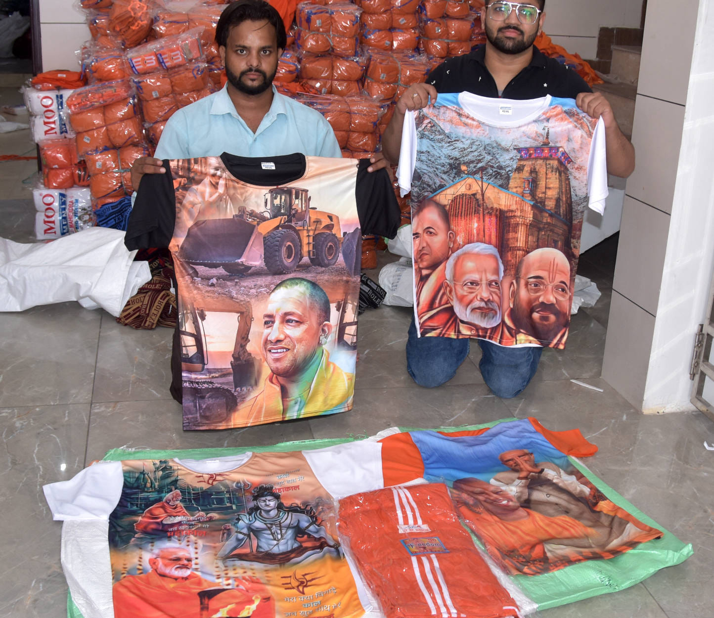 सहारनपुर के हौजरी बाजार में कांवडियो के लिये भोले के साथ मोदी योगी व बुलडोजर की टीशर्ट