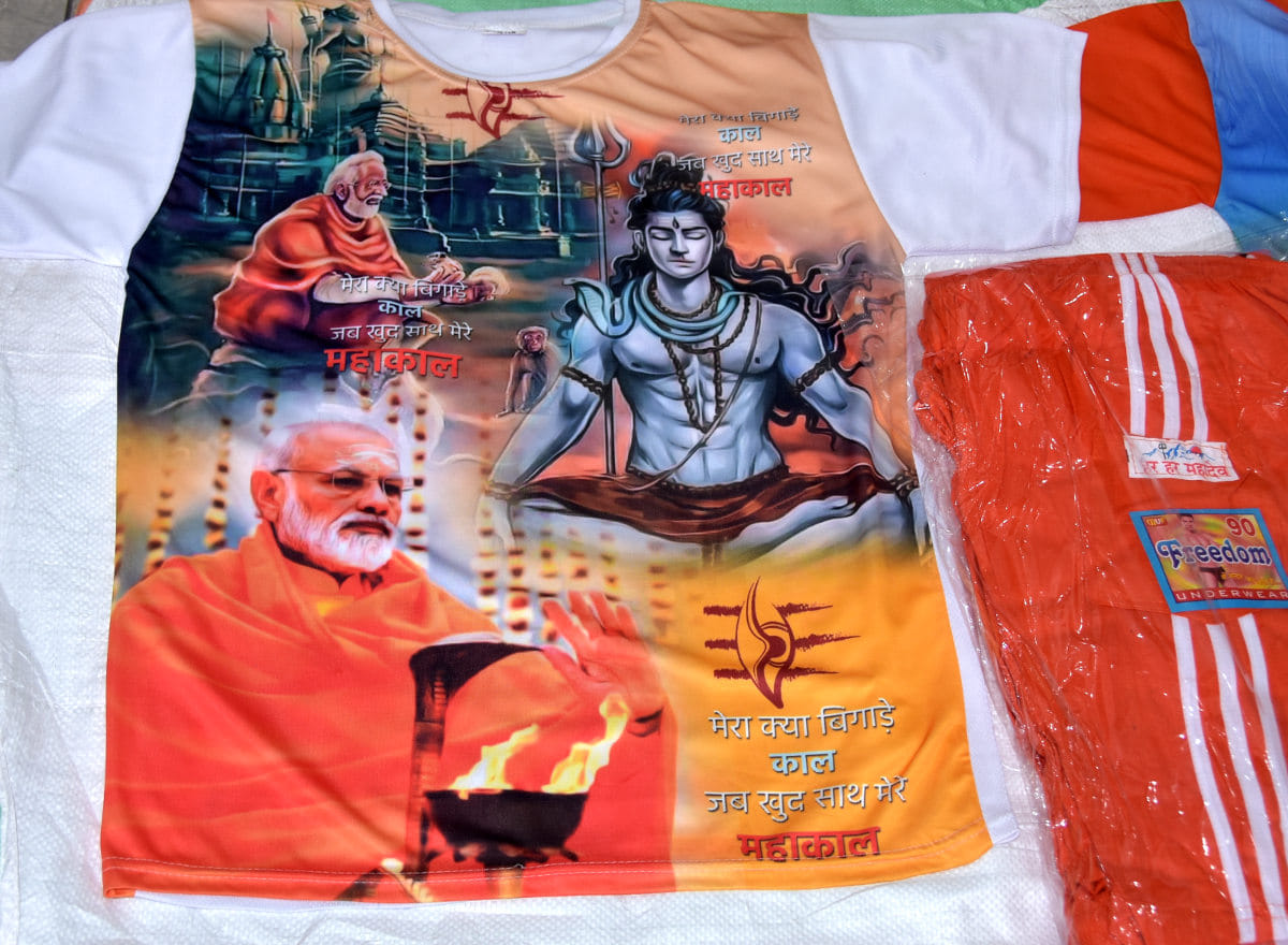 सहारनपुर के हौजरी बाजार में कांवडियो के लिये भोले की टीशर्ट व मोदी