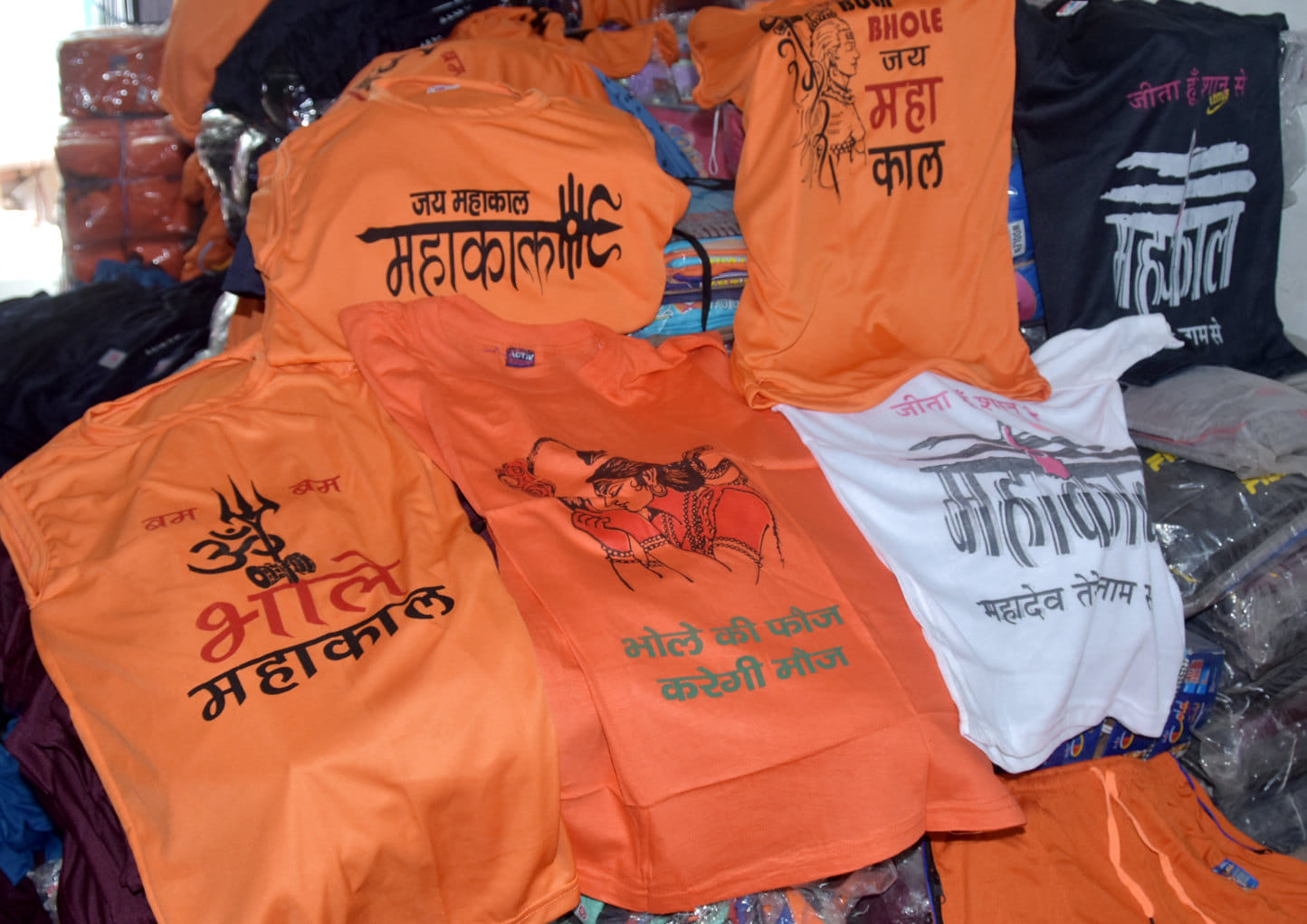 सहारनपुर के हौजरी बाजार में कांवडियो के लिये भोले की टीशर्ट