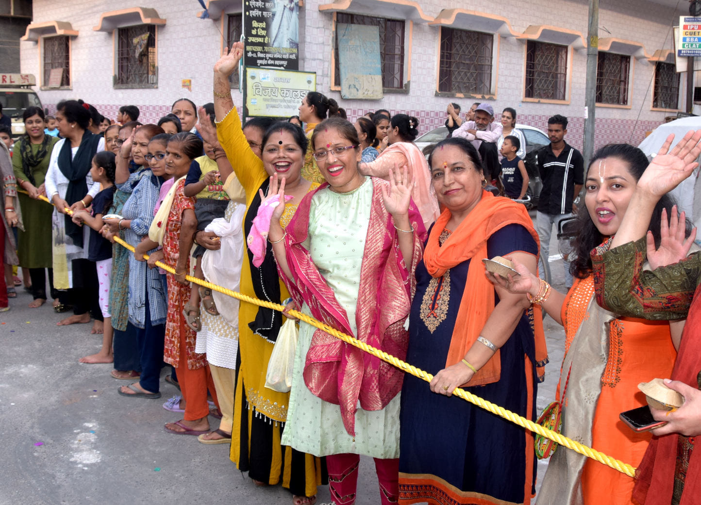सहारनपुर के नुमाइशकैंप में निकली भगवान जगन्नाथ रथ यात्रा में रथ खिंचते श्रद्घालु सहारनपुर के नुमाइशकैंप में निकली भगवान जगन्नाथ रथ यात्रा में रथ खिंचते श्रद्घालु