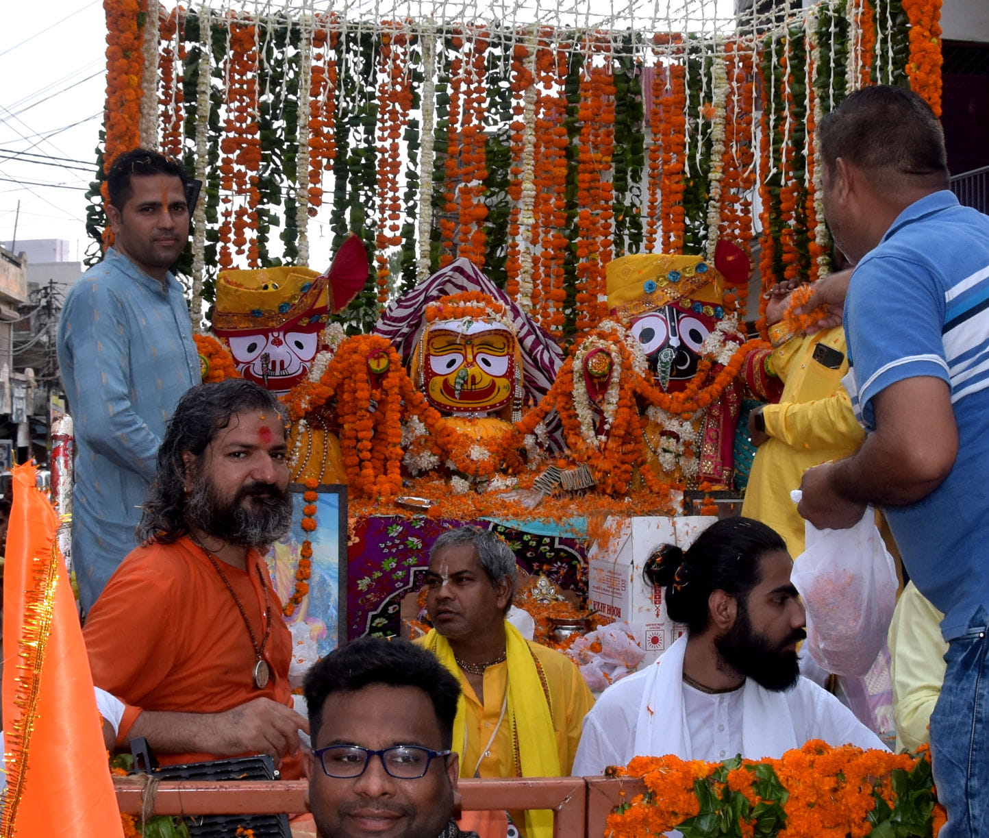 सहारनपुर के नुमाइशकैंप में नरकिली भगवान जगन्नाथ रथ यात्रा में शमिल श्रद्घालु सहारनपुर के नुमाइशकैंप में नरकिली भगवान जगन्नाथ रथ यात्रा में शमिल श्रद्घालु