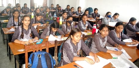 सनातन घर्म इंटर कॉलेज की क्लास में मौजूद छात्राएं।