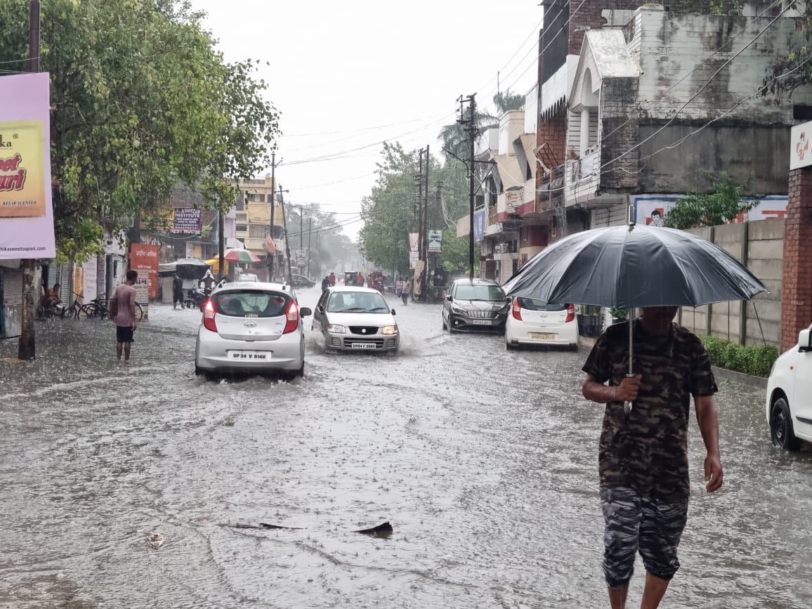 स्टेशन रोड पर बारिश के चलते हुए जलभराव। स्टेशन रोड पर बारिश के चलते हुए जलभराव।