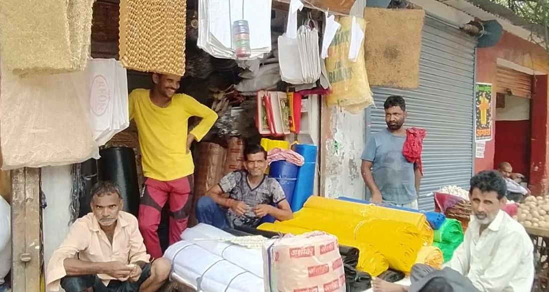 सदर बाजार में दुकान से सिंगल यूज प्लास्टिक की बिक्री करता दुकानदार। संवाद सदर बाजार में दुकान से सिंगल यूज प्लास्टिक की बिक्री करता दुकानदार। संवाद