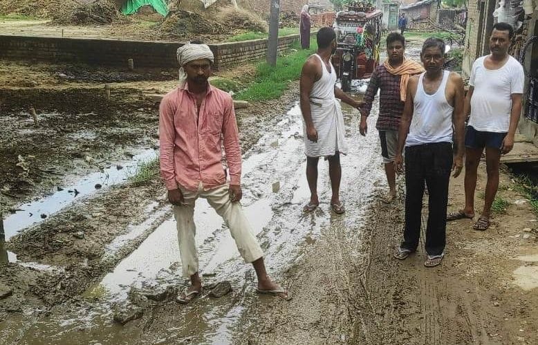 सड़क को लेकर परेशानी बयां करते ग्रामीण। संवाद