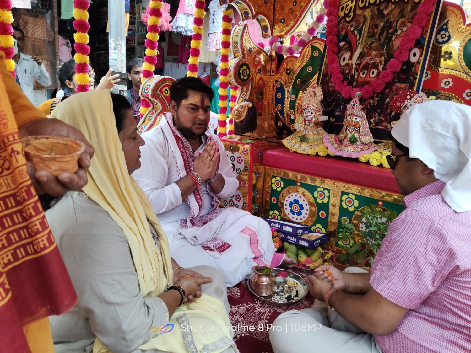 शोभायात्रा शुरू करने से पूर्व भगवान जगन्नाथ जी की पूजा-अर्चना करते डीएम पीसी श्रीवास्तव व अपर जि? शोभायात्रा शुरू करने से पूर्व भगवान जगन्नाथ जी की पूजा-अर्चना करते डीएम पीसी श्रीवास्तव व अपर जि?