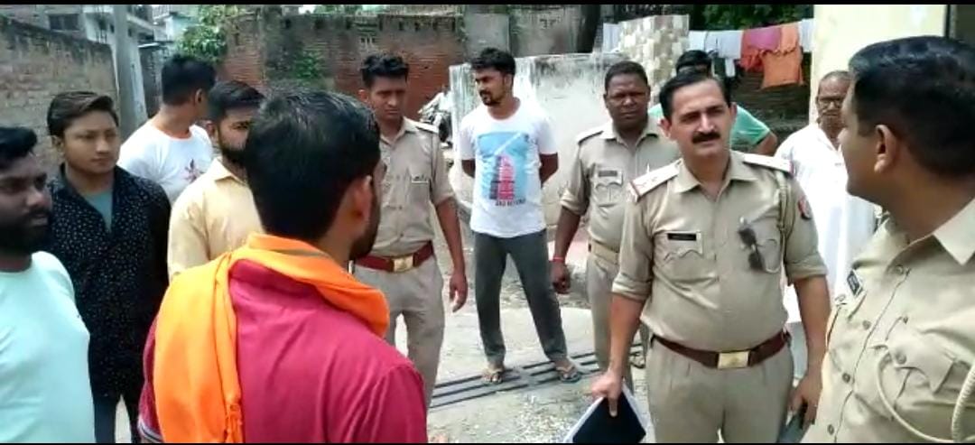 धमकी भरा पत्र मिलने के बाद जांच करती पुलिस टीम धमकी भरा पत्र मिलने के बाद जांच करती पुलिस टीम