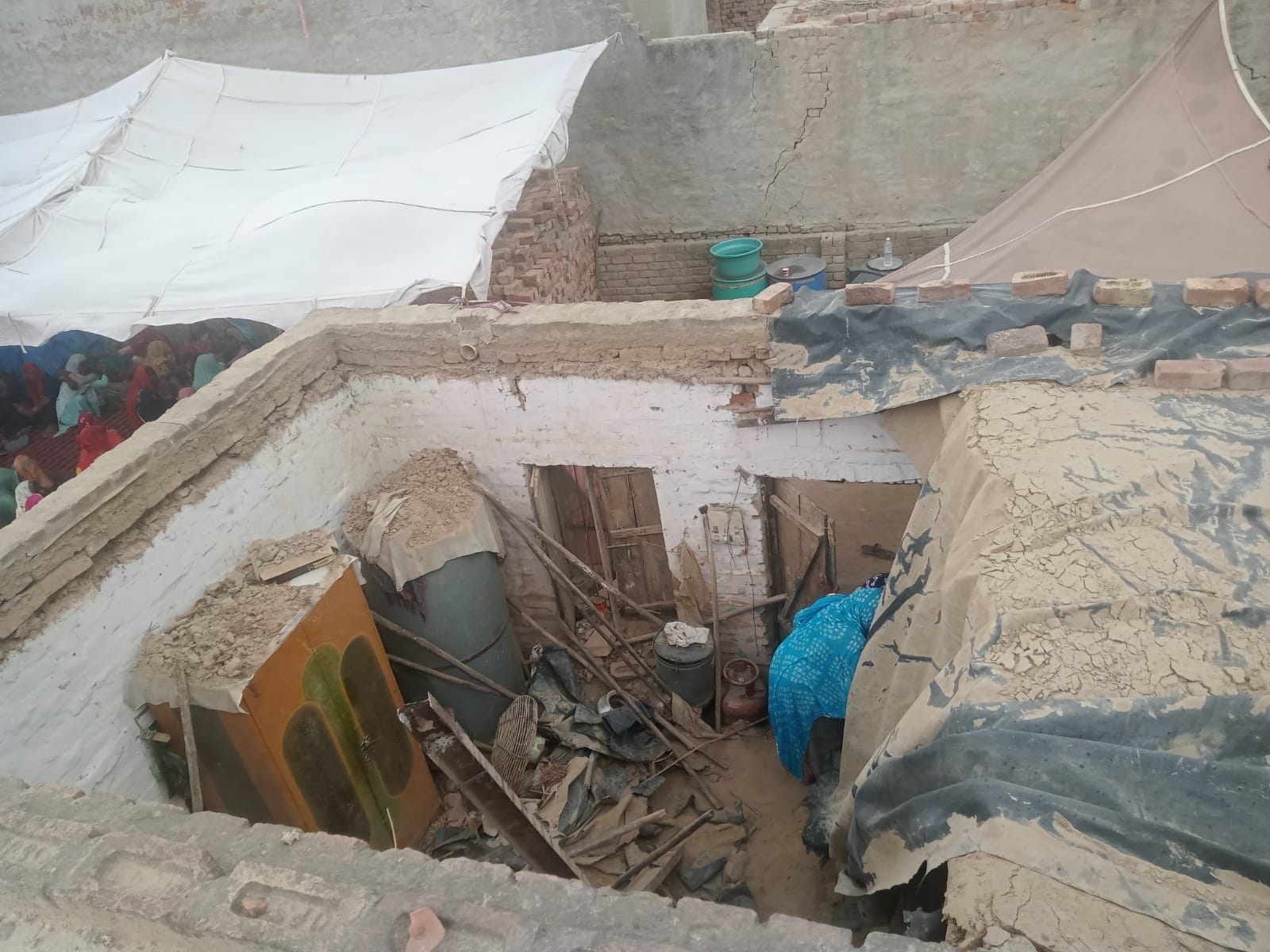 ढ़ंढूर गांव में ढही हुई घर की छत, इस कमरे में सोया था परिवार। संवाद ढ़ंढूर गांव में ढही हुई घर की छत, इस कमरे में सोया था परिवार। संवाद
