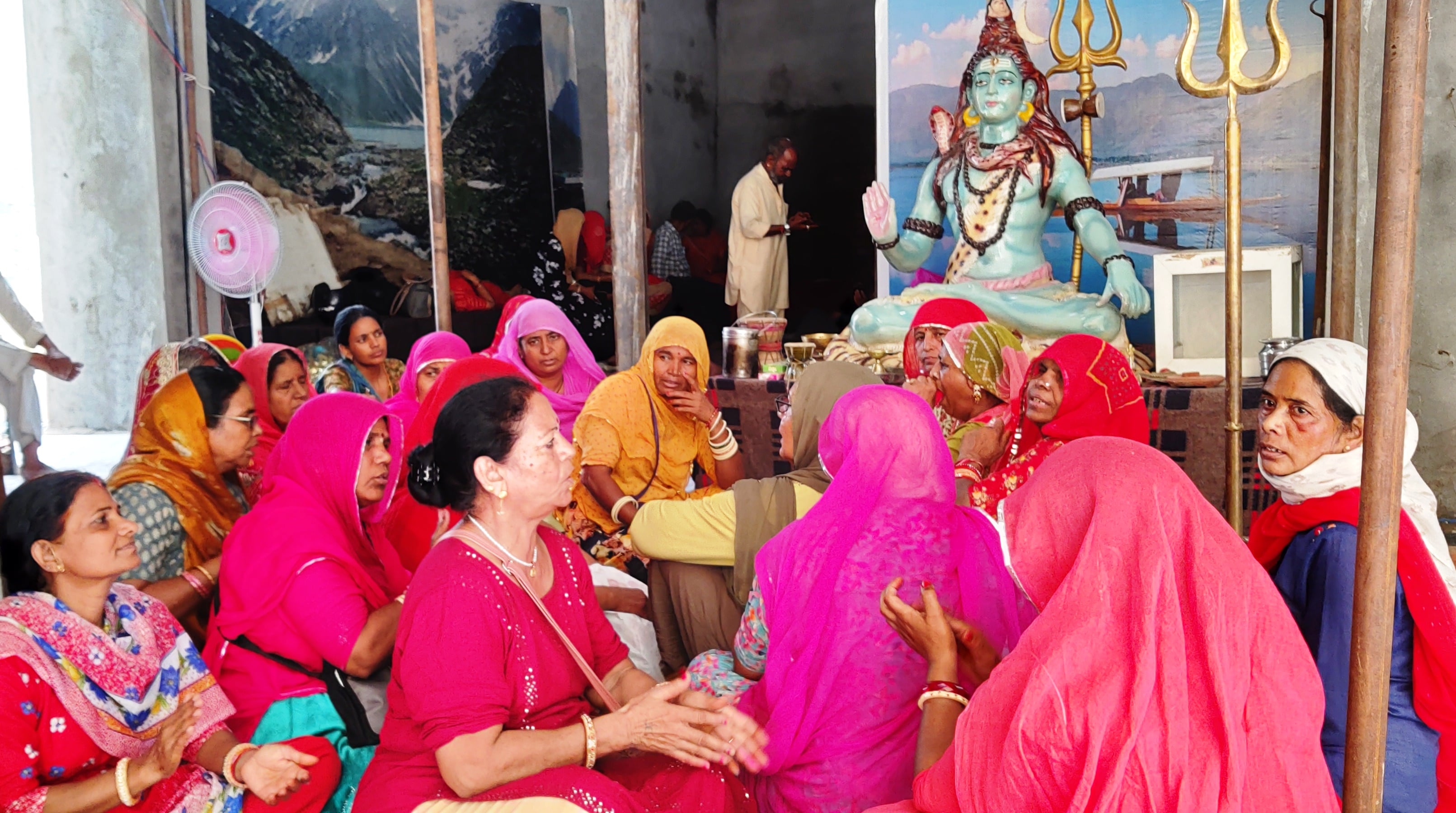 उधमपुर: बाबा बर्फानी के भजन गाते हुए श्रद्धालु. उधमपुर: बाबा बर्फानी के भजन गाते हुए श्रद्धालु.