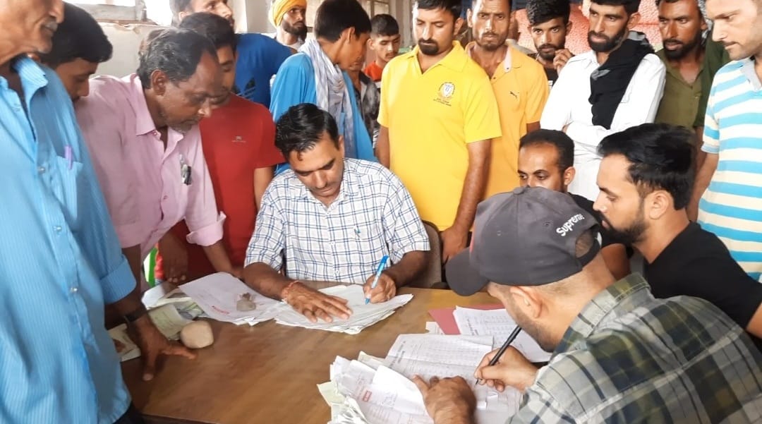 उधमपुर की कोकून मंडी में कोकून खरीदने पहुंचे कीट पालक