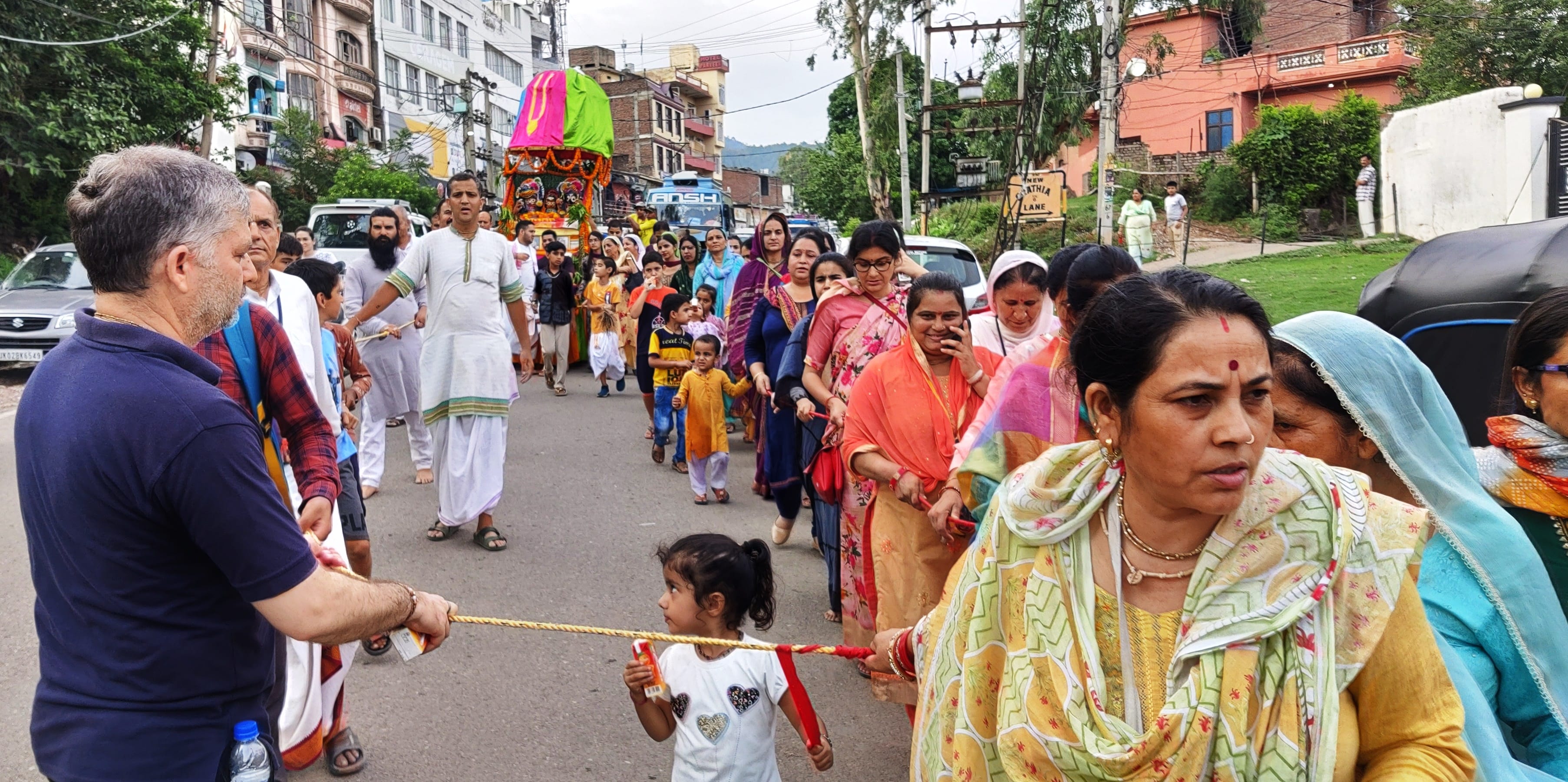 उधमपुर: रथ यात्रा निकालते हुए इस्कान मंदिर के भगत. उधमपुर: रथ यात्रा निकालते हुए इस्कान मंदिर के भगत.