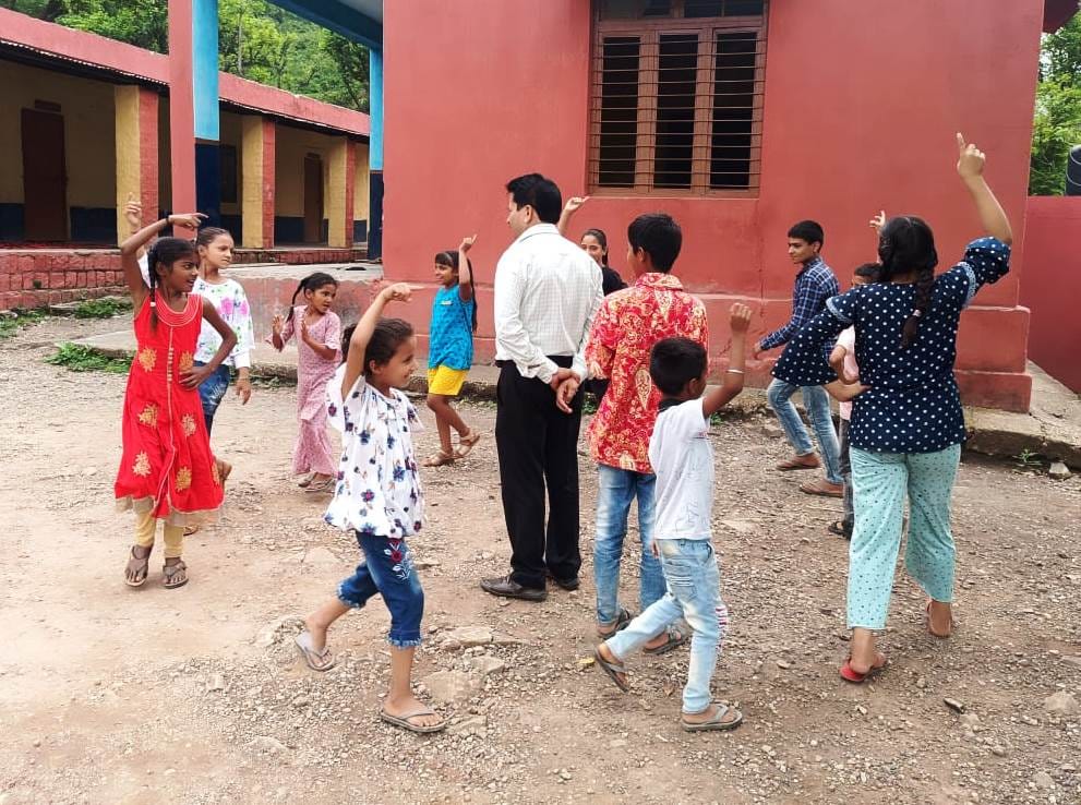 उधमपुर: समर कैंप में बच्चों को अलग-अलग एक्टिविटी करवाते हुए टीचर. उधमपुर: समर कैंप में बच्चों को अलग-अलग एक्टिविटी करवाते हुए टीचर.