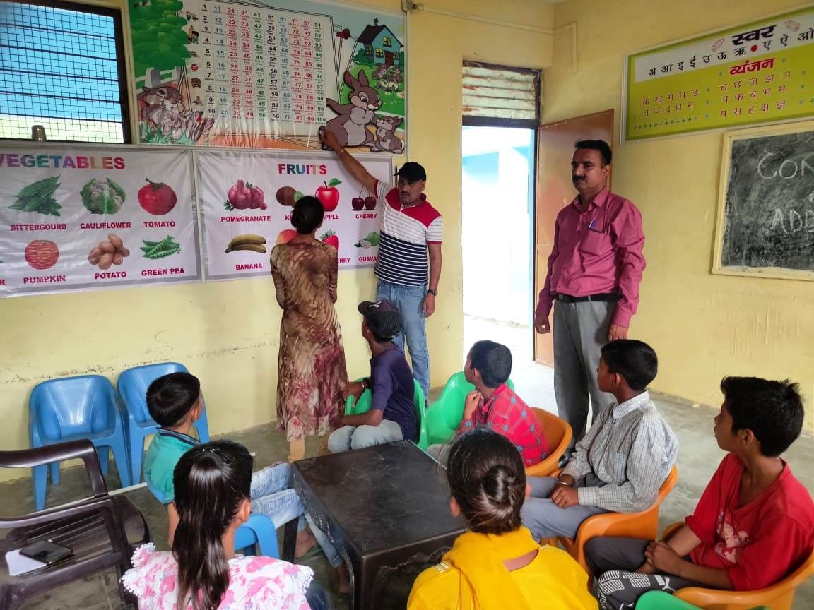 उधमपुर: समर कैंप में बच्चों को अलग-अलग एक्टिविटी करवाते हुए टीचर. उधमपुर: समर कैंप में बच्चों को अलग-अलग एक्टिविटी करवाते हुए टीचर.