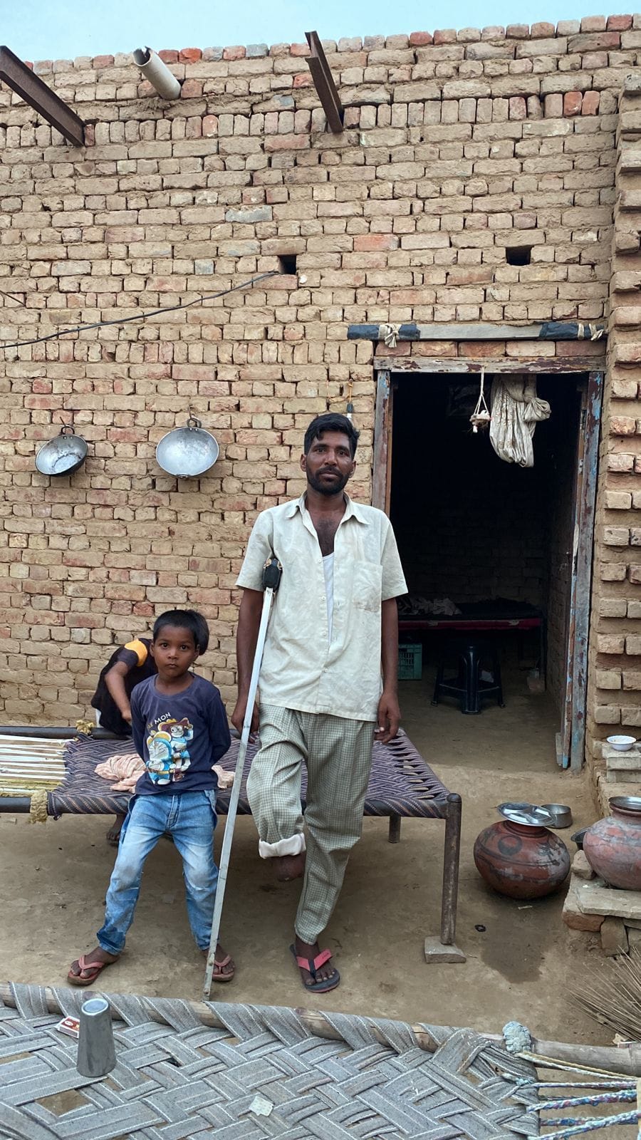 अपना जर्जर मकान दिखाता ढंढूर का दिव्यांग का प्रेम कुमार। संवाद