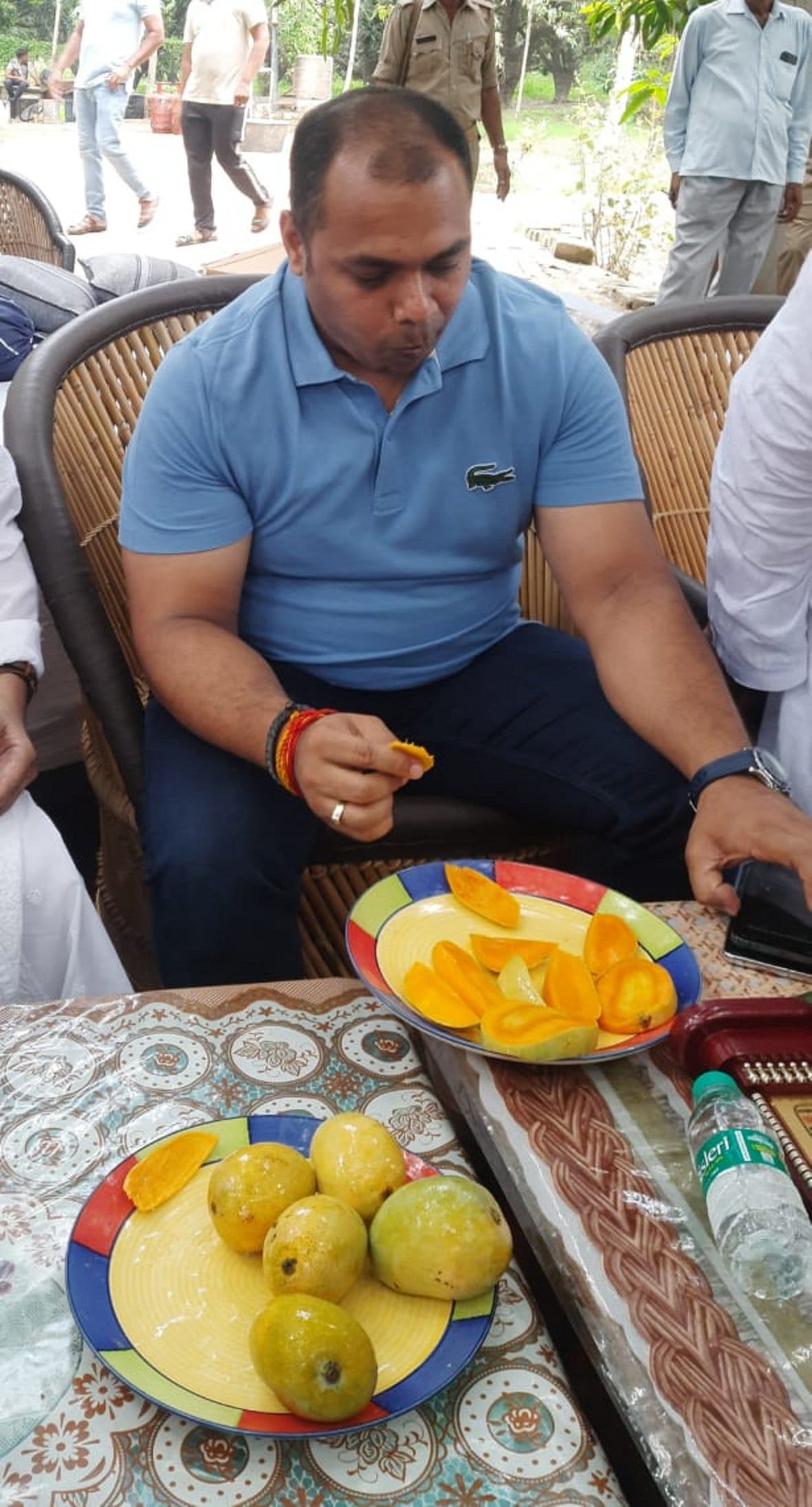 अरे वाह, इतना स्वादिष्ट होता है रटौल का आम: रटौल में आयोजित मैंगो फेस्टिवल में रटौल का आम खाते डीएम