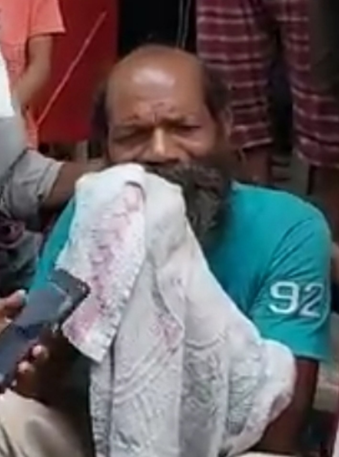 बेटों की मौत के बाद बदहवास पिता उन्नति प्रसाद। बेटों की मौत के बाद बदहवास पिता उन्नति प्रसाद।