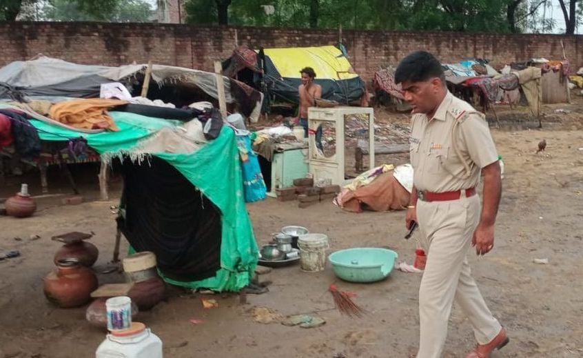 चोरी की बढ़ती वारदातों को लेकर कस्बे में घुमुंतू लोगों के ठिकानों पर सर्च अभियान चलाते हुए एसएचओ 