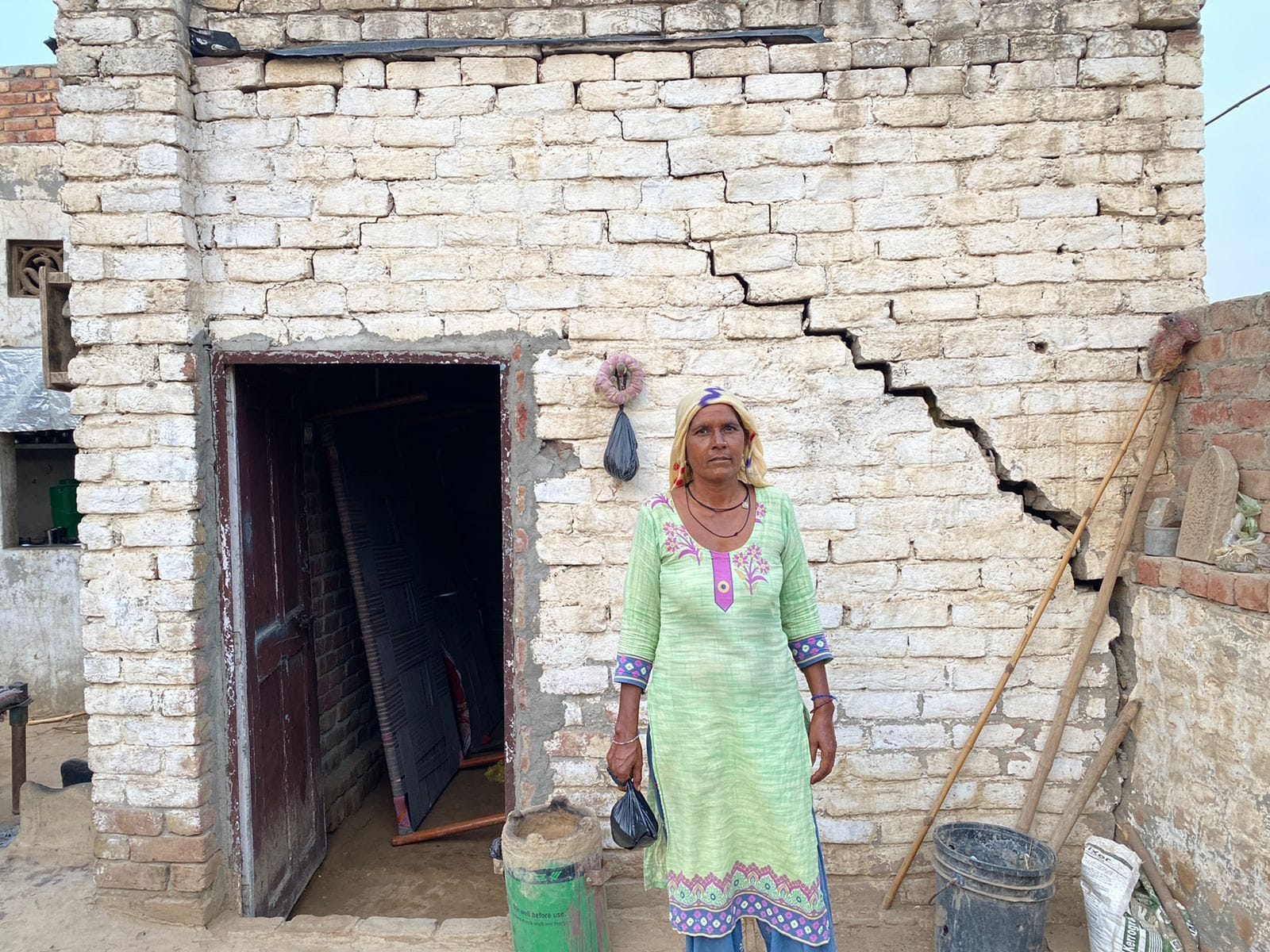ढंढूर गांव में अपने मकान की हालात दिखाती सलोचना देवी। संवाद