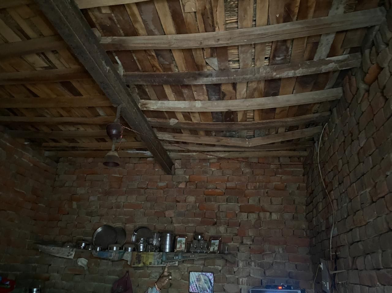 जर्जर हुई मकान की छत। संवाद