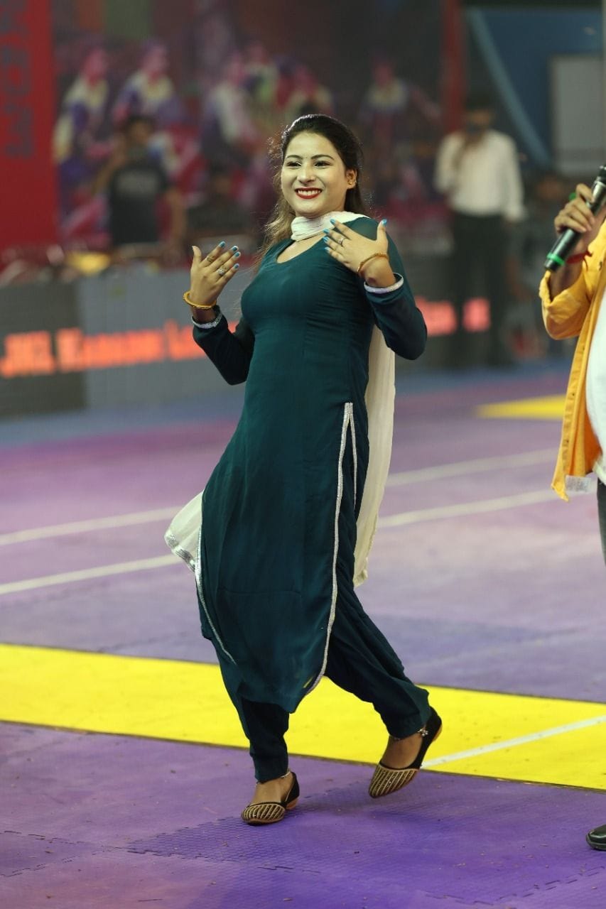 जस्ट कबड्डी के मैदान पर थिरकती हुए हरियाणवी मॉडल मुस्कान चौहान। संवाद। जस्ट कबड्डी के मैदान पर थिरकती हुए हरियाणवी मॉडल मुस्कान चौहान। संवाद।