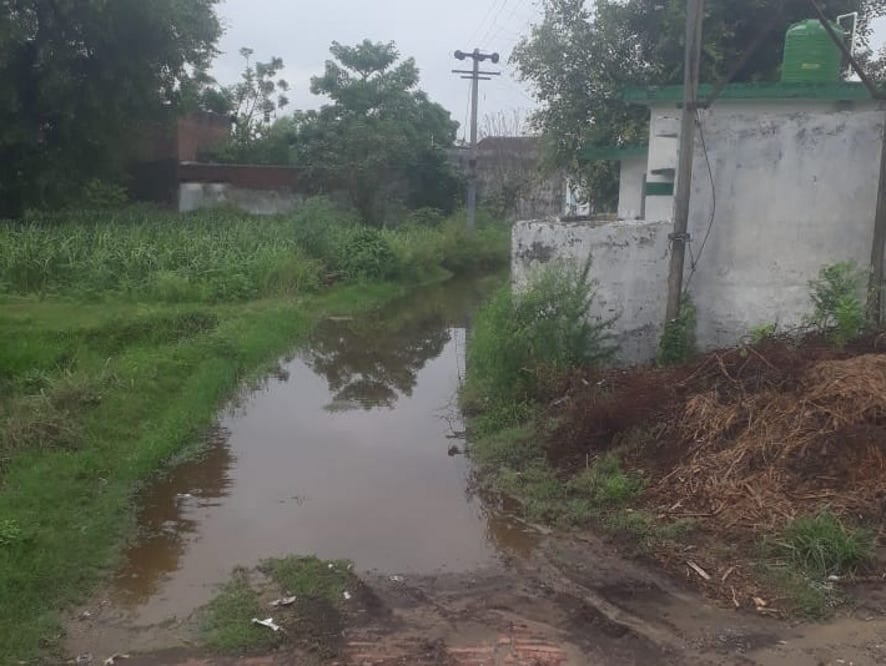 मंडावली के गांव साहबपुरा उमराव में मार्ग पर जल भराव। मंडावली के गांव साहबपुरा उमराव में मार्ग पर जल भराव।
