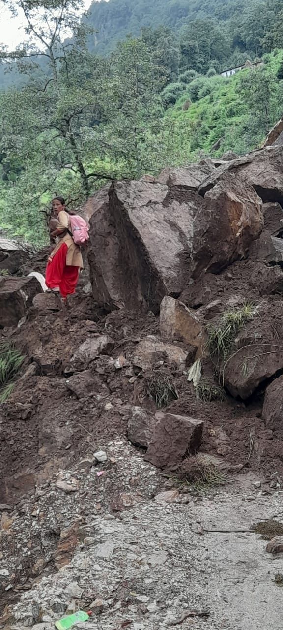 नाचनी क्षेत्र के पुतला में जान जोखिम में डालकर सामान ले जाती महिला। संवाद