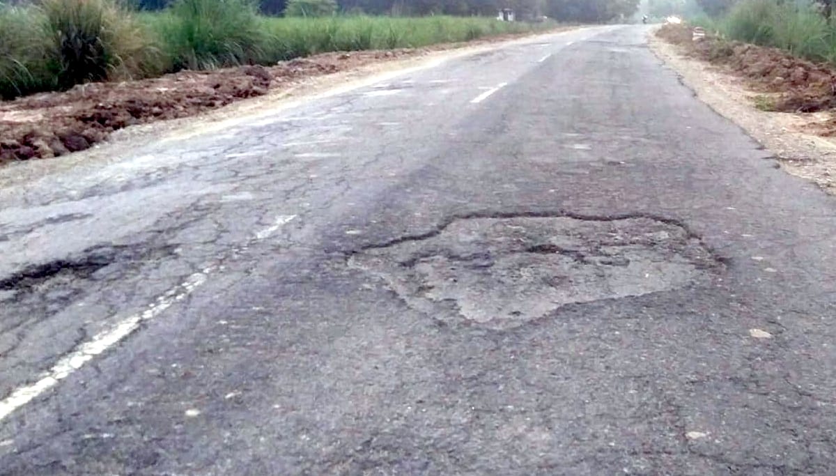 नजीबाबाद-बुंदकी मार्ग हुआ बदहाल। नजीबाबाद-बुंदकी मार्ग हुआ बदहाल।