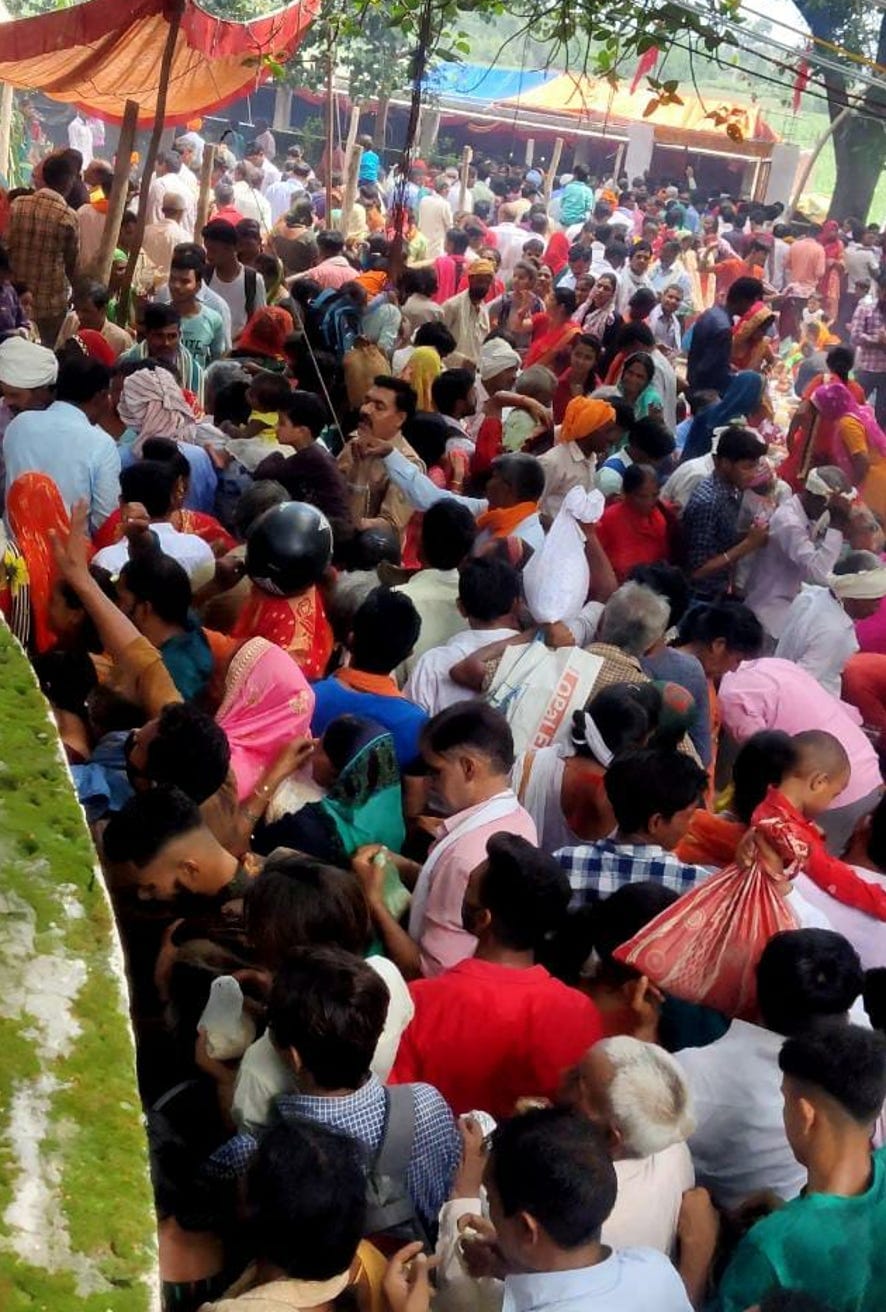 नजीबाबाद - कल्याणमल देवता मंदिर कोटकादर में प्रसाद चढ़ाते श्रद्घालु।
