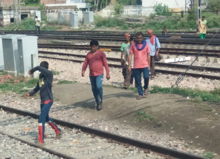नजीबाबाद में खतरनाक ढंग से मालगोदाम रेलवे क्रॉसिंग पार करते क्षेत्रवासी। नजीबाबाद में खतरनाक ढंग से मालगोदाम रेलवे क्रॉसिंग पार करते क्षेत्रवासी।